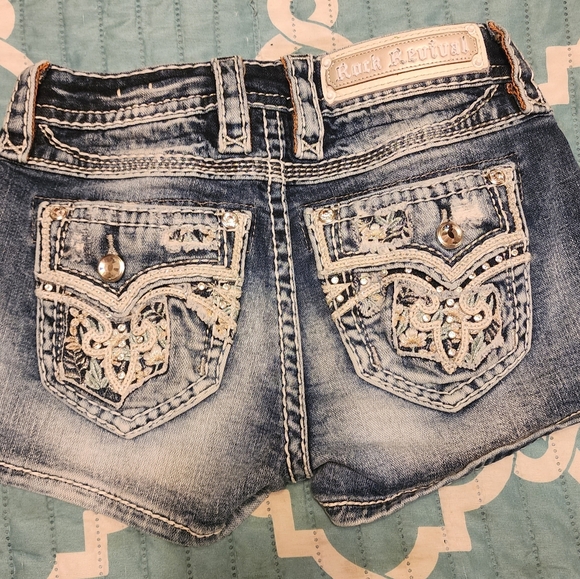 Jr size 23 Rock Revival Hetty Mid Rise shorts. - Picture 2 of 5